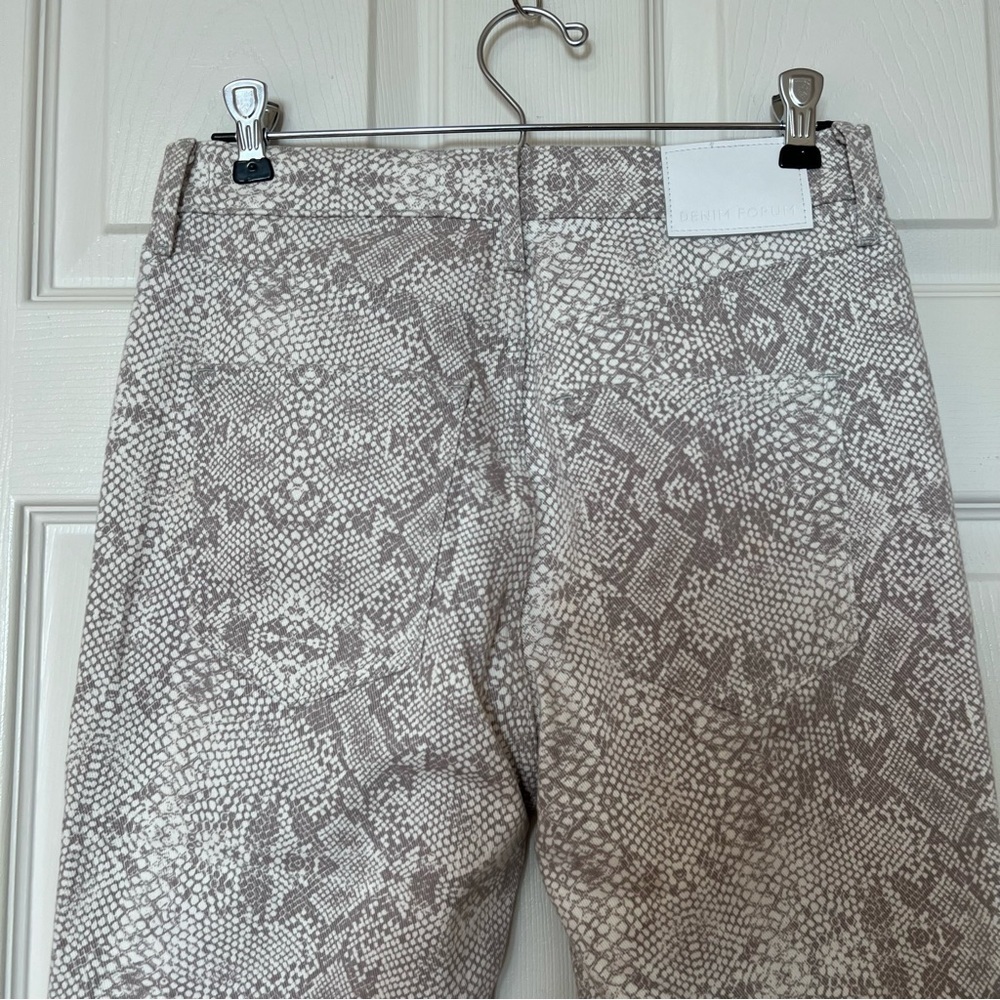 Aritzia Denim Forum Lola High Rise Skinny Crop Jeans White Snake Print - Sz 27 - Picture 7 of 16